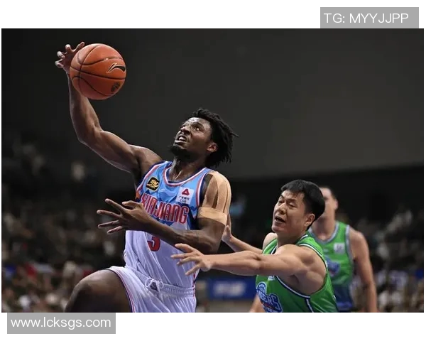 广州篮球队在世锦赛积分榜上以70分稳居第一名展现强劲实力