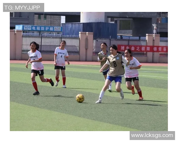 当代足球明星与青春女孩的魅力碰撞展现精彩瞬间 当代足球明星与青春女孩的魅力碰撞展现精彩瞬间