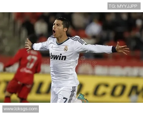 碧眼足球明星的传奇故事与成就揭秘 碧眼足球明星的传奇故事与成就揭秘